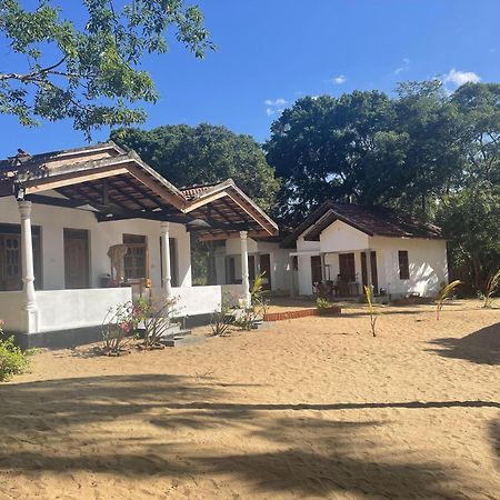 Coconut Hill Arugam Bay Hostel Buitenkant foto